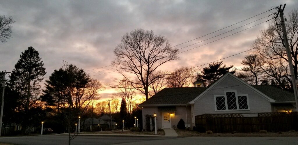 SistersOfStMarg's tweet image. Thankful for evidence of spring and these beautiful evenings at the convent.  #duxbury #conventlife