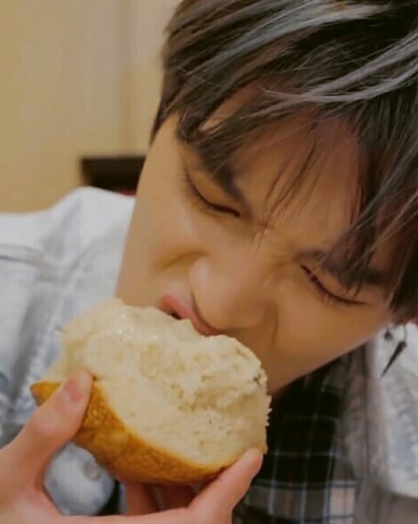 the way his nose scrunches when he eats is too cute