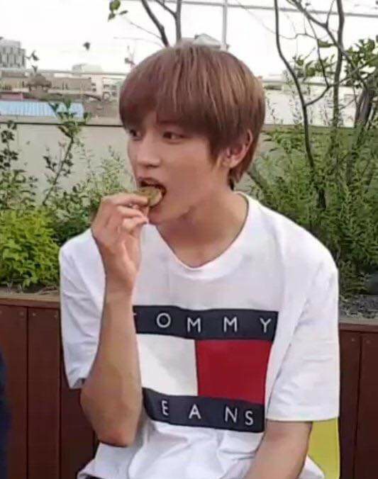 taeyong also enjoys eating dessert