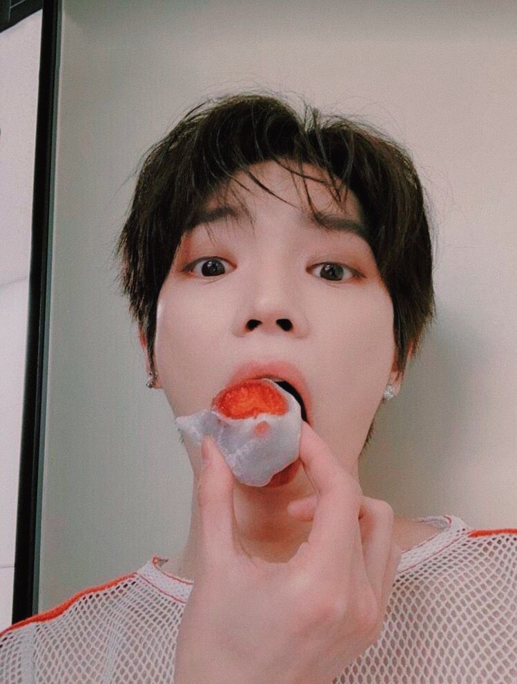 taeyong eating strawberry mochi 