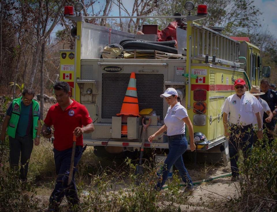 LauFdzOficial's tweet photo. Hoy supervisé las tareas para sofocar el incendio en el kilómetro 3 de la Ruta de los Cenotes. En esta labor de nuestro Cuerpo de Bomberos y Protección Civil, nos dan una gran ayuda los ejidatarios.  #PuertoMorelos #LeonaVicario https://t.co/0JRRa22sHQ