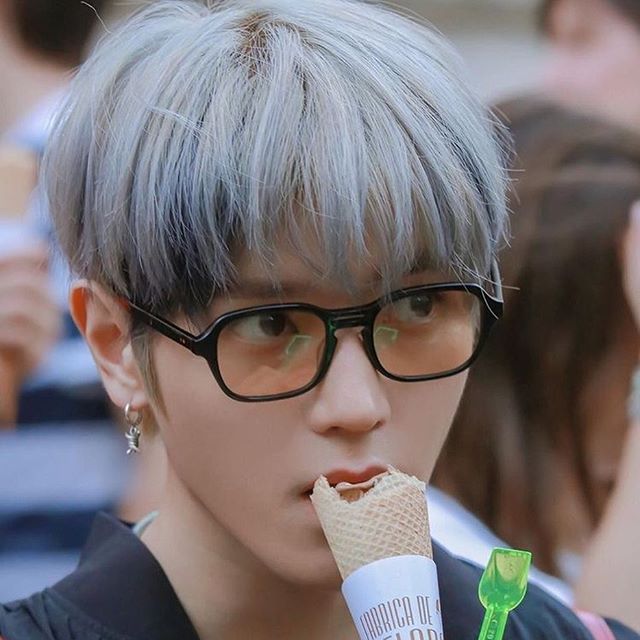 taeyong eating ice cream