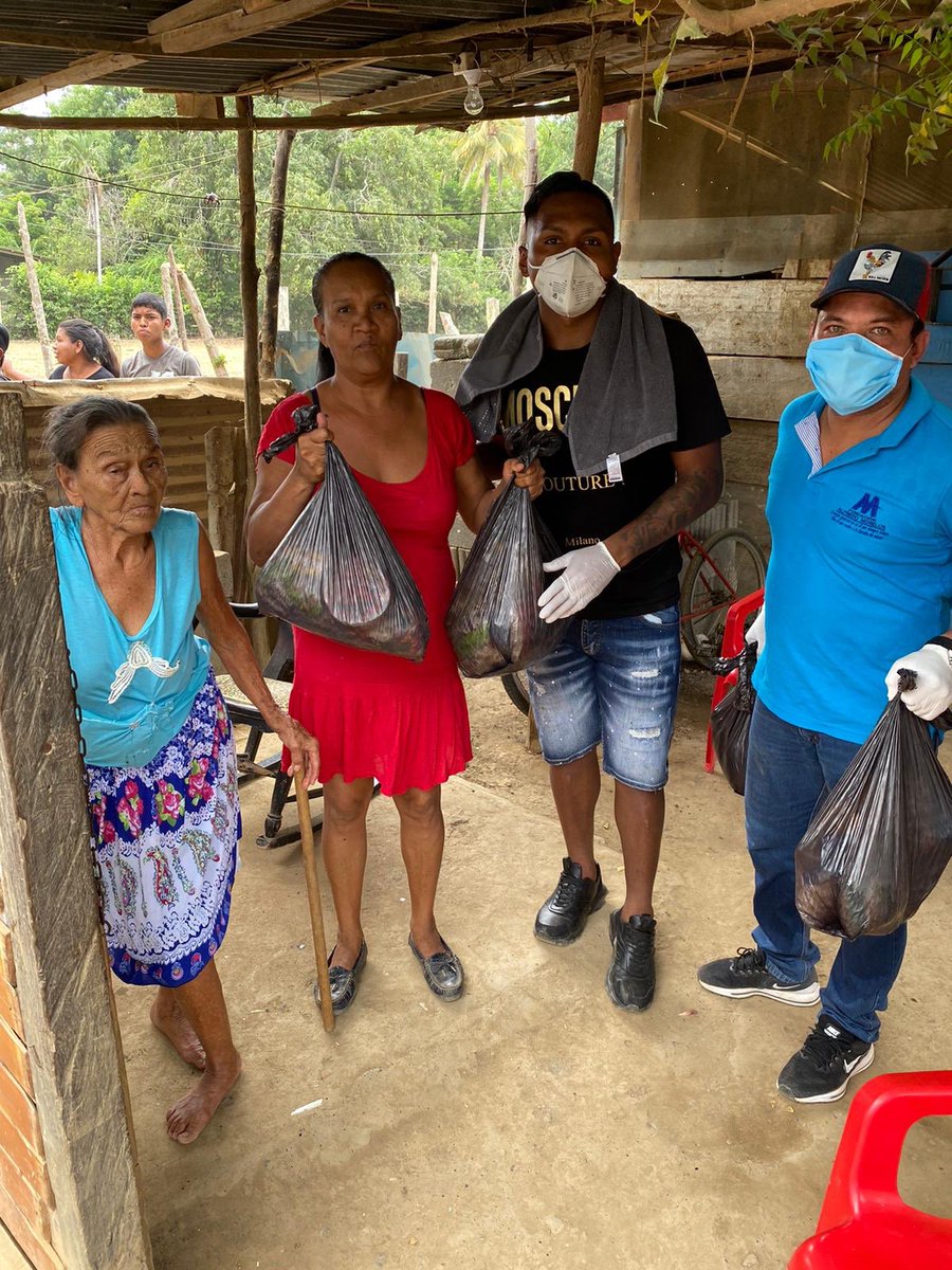 FAlfredomorelos's tweet photo. Alfredo Morelos en nombre de la Fundación, entregó mercados a las familias vulnerables en Cereté / Alfredo Morelos on behalf of the Foundation, delivered markets to vulnerable families in Cereté https://t.co/KH1XuEgM1S https://t.co/XLvKoF279Y