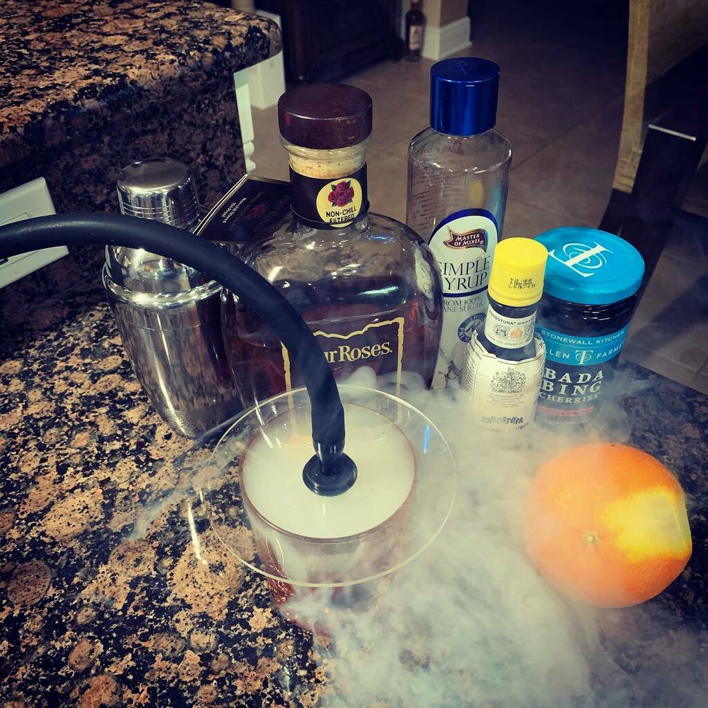 PaPaGriM's tweet photo. The roof is on fire! #SmokedOldFashion #4RosesSmallBatchSelect #FourRoses #FourRosesDistillery #TBWS #TampaBayWhiskeySociety https://t.co/kPggtzRfm3 https://t.co/X5YU5E5mZC