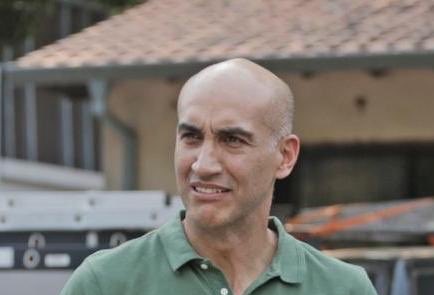 Mazzoleni viendo como doblás todo mal ese pedazo de tu remera jagua rupa después de enseñarte con tanto amor a hacer una mascarilla casera