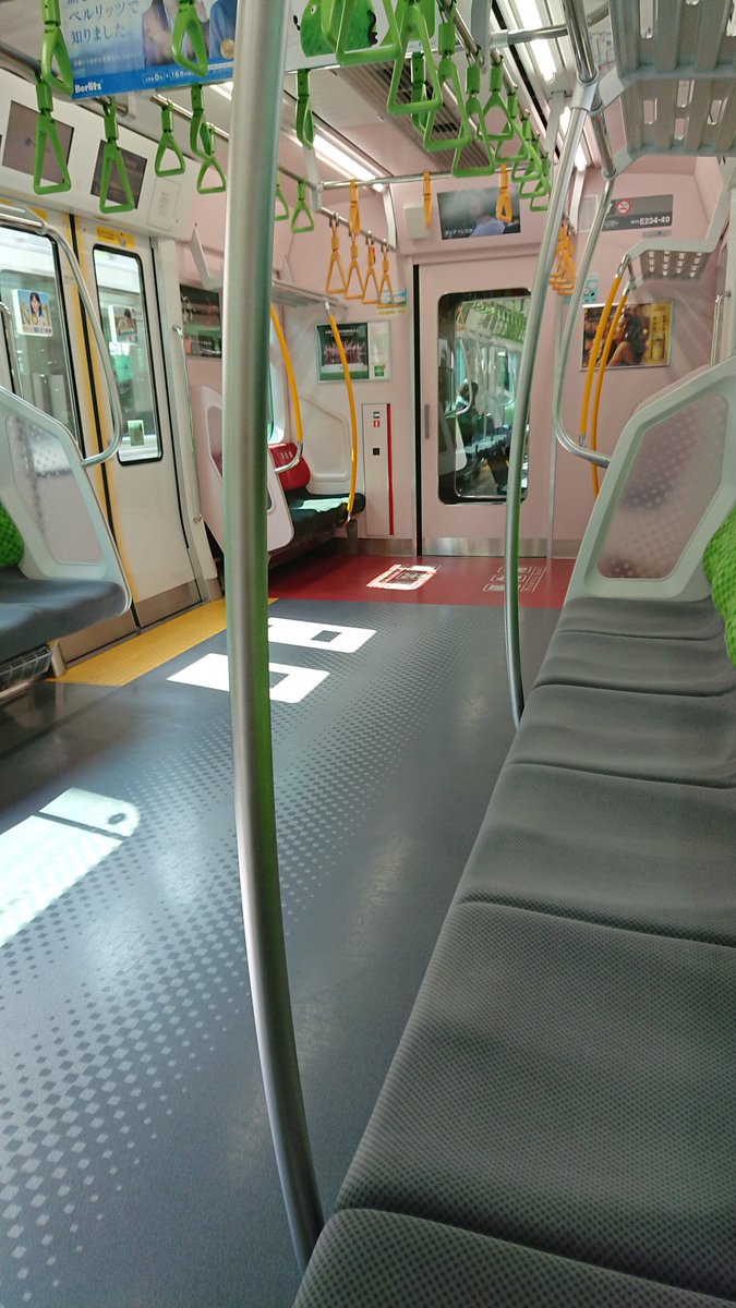 ちっち 山手線は さすがにガラガラだな 通勤電車