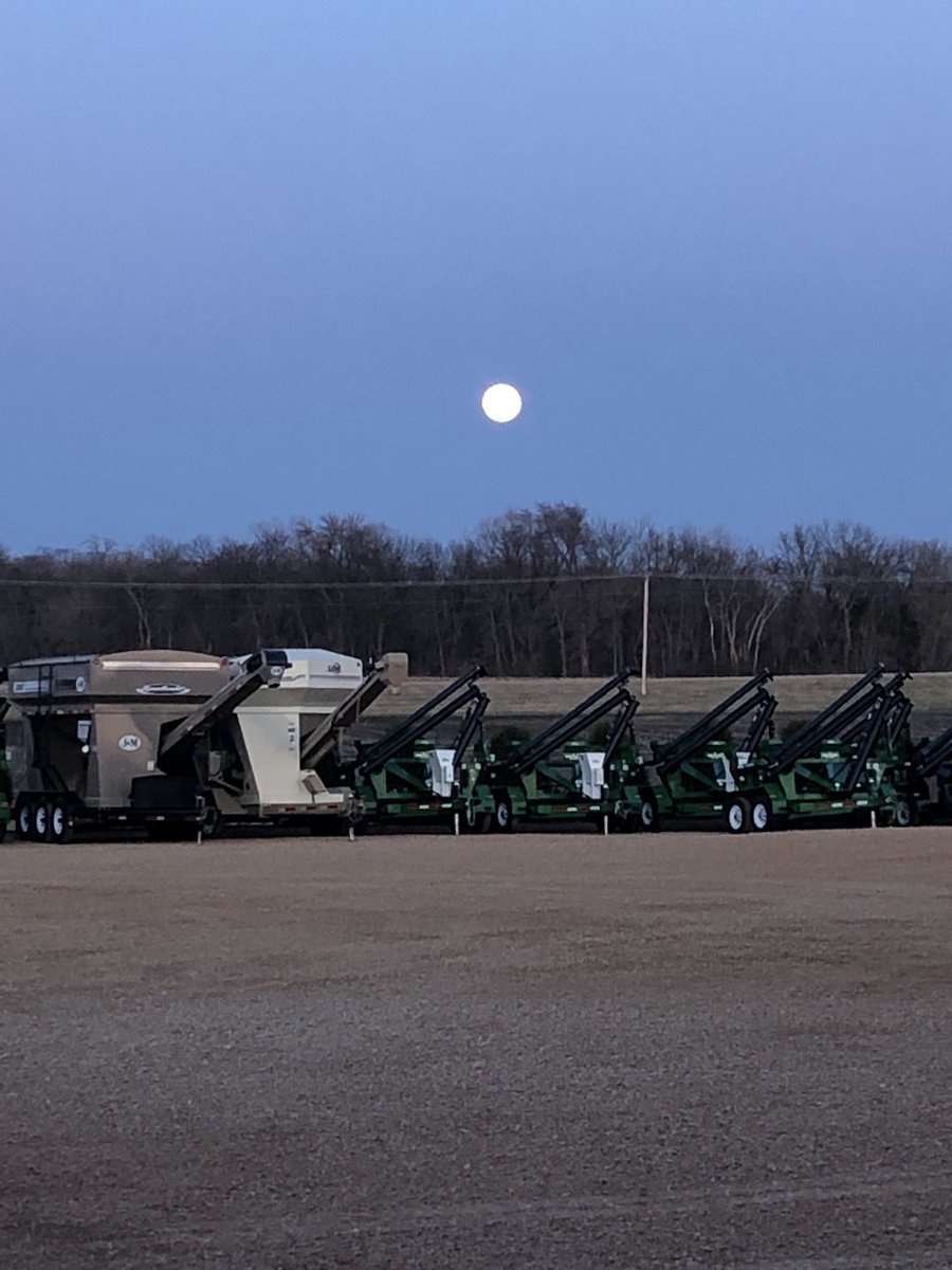 Beautiful moon tonight. Planting season close ⁦<a href="/PioneerSeeds/">Pioneer Seeds U.S.</a>⁩