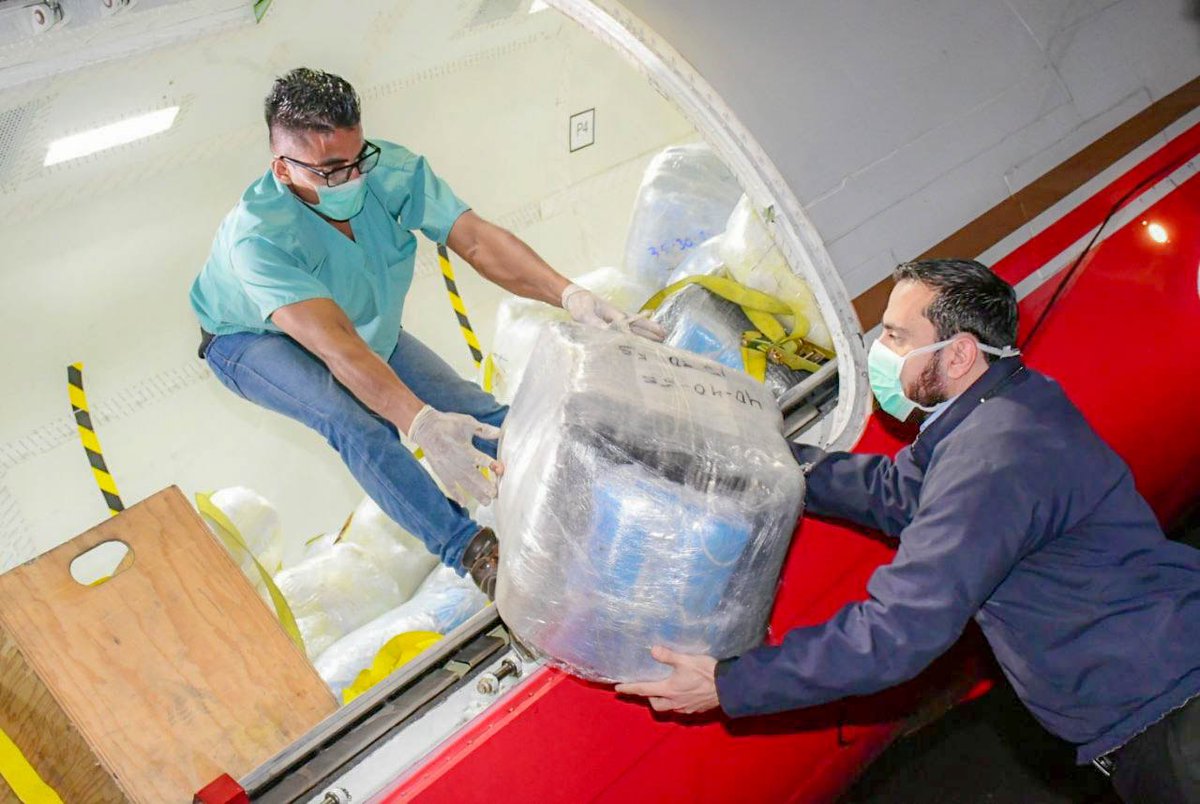 noticias4vision's tweet photo. El ministro de Salud, Francisco Alabi, se encuentra en el Aeropuerto Internacional de Ilopango, recibiendo y verificando el lote de 680 mil mascarillas que ya están en el país para ser distribuidas en la red hospitalaria nacional y en los centros de contención. #N4V https://t.co/gASjZg5t9a