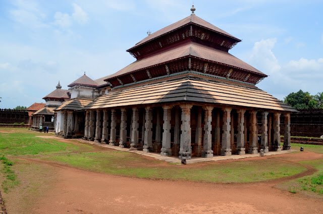 Day 13: Saavira Kambada TempleMoodabidri KA1430CEJain Basadi built by Devaraya during the Vijayanagara dynastyNoted for its 1000 pillars