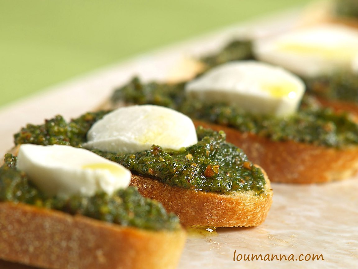 I just LOVE Pesto and Mozzarella on a sliver of a baguette especially on this "Tasty Tuesday" since it feeds my Italian soul! 🇮🇹❤️
Much needed Mediterranean Comfort Fooooood at this arduous time! 🍝🥖😎🍷
Don't you think?🤔