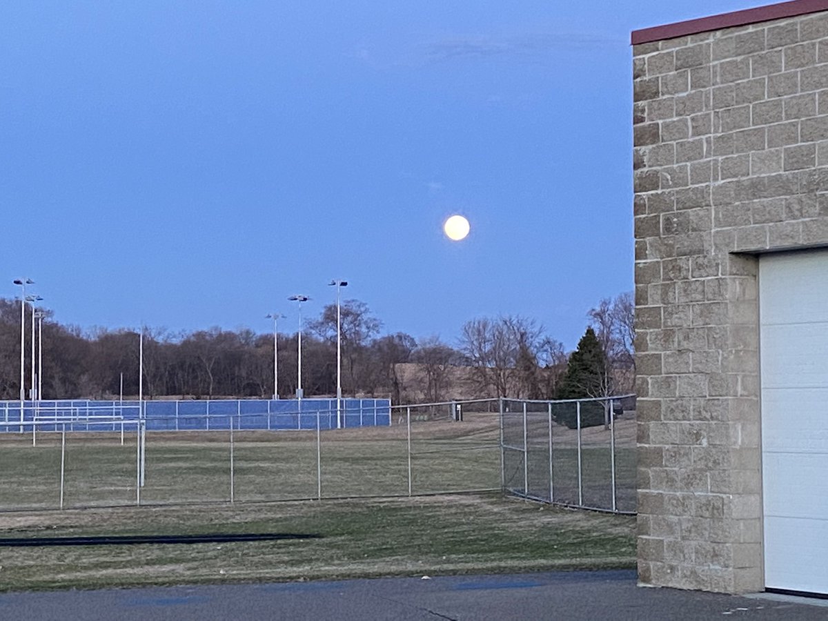 Royal Country joining the #BeTheLightMN movement. Field is lit up to represent empathy, compassion and hope for our students and the class of 2020. Even the world is shining a light for all tonight! @principalpaurus @MSHSLjohn <a href="/mrzeman86/">Michael Zeman</a> @1RyanMJohnson <a href="/EngquistJill/">Jill Engquist</a> <a href="/ISD728/">ISD 728</a>