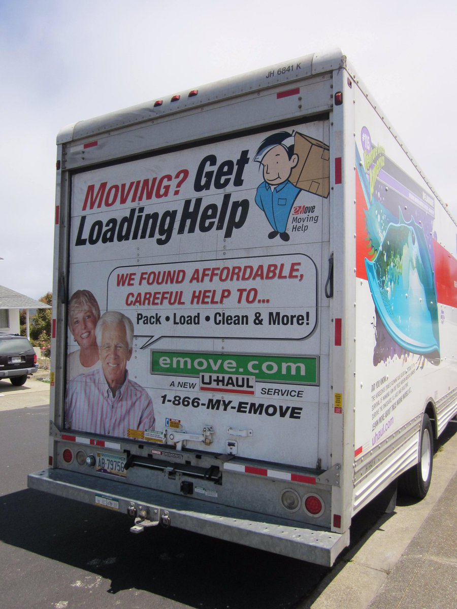 goTRlPPY's tweet photo. outside the truck        inside the truck https://t.co/3UI5aPNcQu