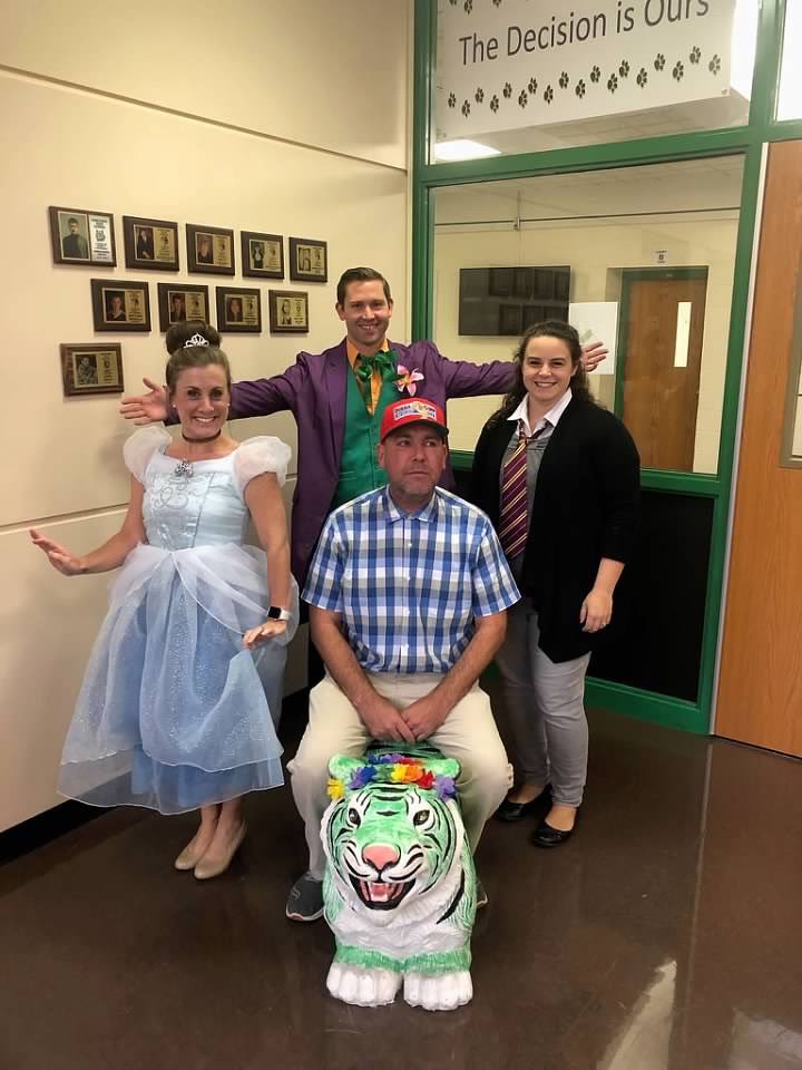 moulton_mrs's tweet photo. @natalie_moulton @Turner613 @sydneycook08 @RyanMDillman #memorychallengeYHS I nominate @dan_livarchik @YHSCeramics and @kaybre03 https://t.co/x78y281dRd