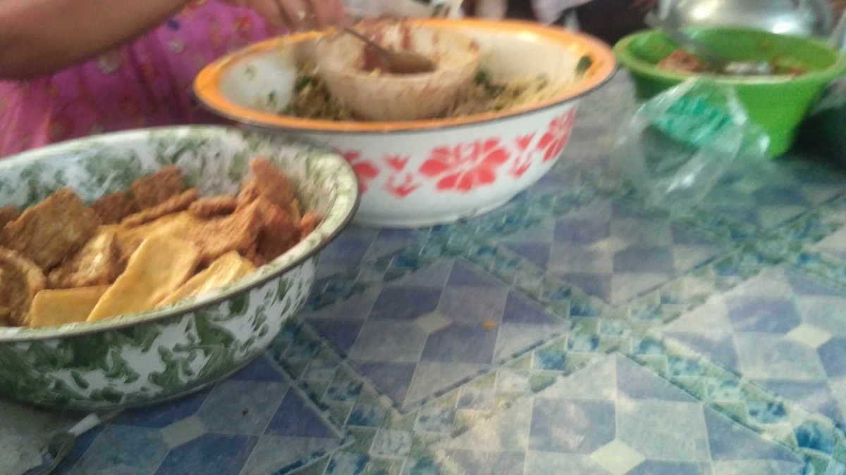 ambalshr's tweet photo. Percaya ga sih lu, mau makan nascel gini aja harus rela antri 1,5 jam, 🙄

#FixEnak #nascel #LockDownNasionalSerentak https://t.co/428QEjgAQE