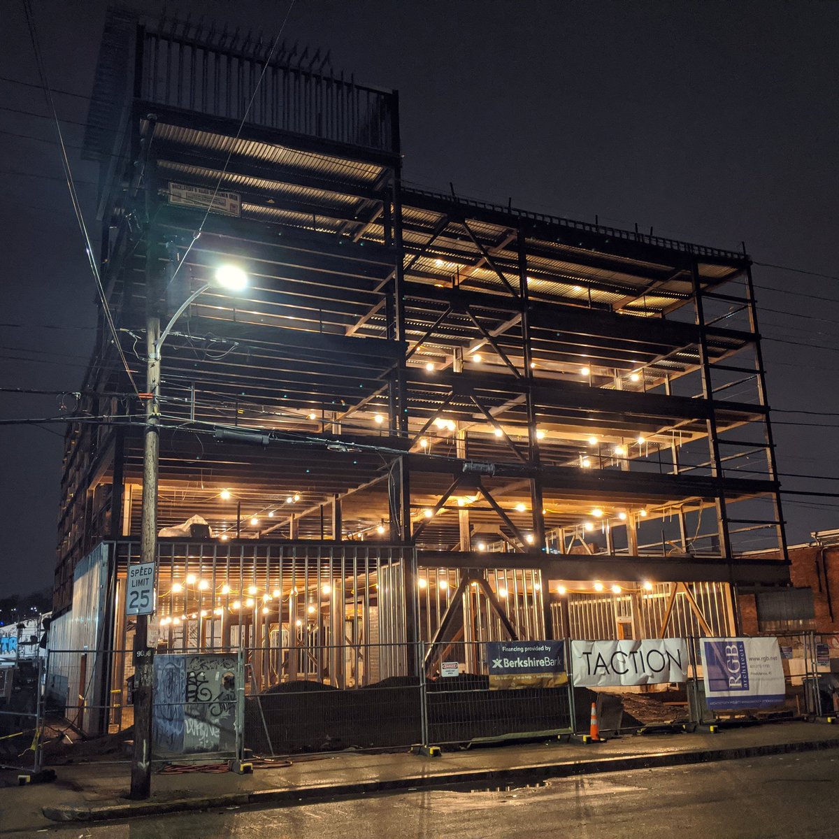 7heads_10crowns's tweet photo. Structural Illumination
#harrisave #olneyville #taction #rgbarchitects #citylights #steelbeam #skeletonframe https://t.co/vsnI0WO2Fx