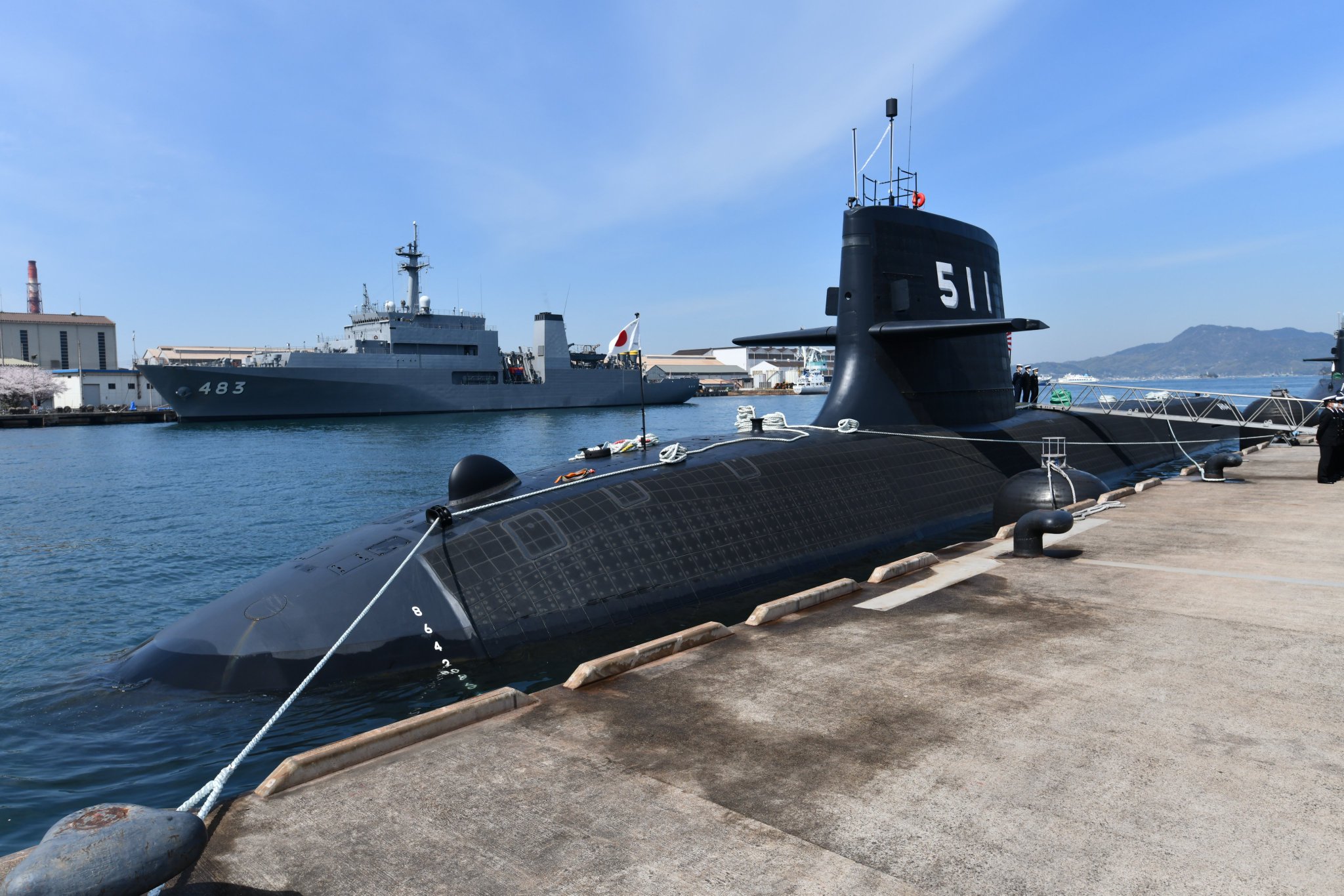 防衛省 海上自衛隊 4月7日 潜水艦 おうりゅう が母基地である呉基地に初めて入港しました おうりゅう は 日本で初のリチウムイオン電池を動力とした最新鋭の潜水艦です 今後 おうりゅう は 所要の訓練等を実施し日本周辺海域の警戒監視任務に