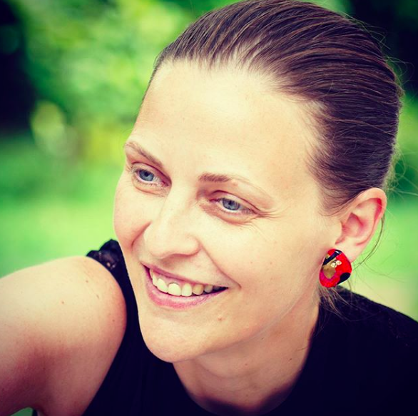 Marie, professeur pour enfants sourds, à bord du wagon voyageur. mamanonboard.com/2020/04/08/mar…