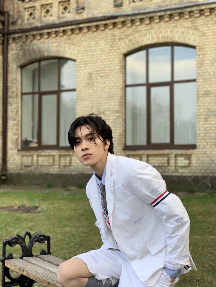 Hendery as the Kidnapper/Hacker-kidnap target's relatives or close one-he likes to torture them while he tied them-hacks everything to earn money himself-hates Chenle's hairy frog