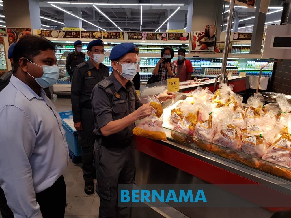 BernamaTV's tweet photo. Pengarah Penguatkuasa KPDNHEP Datuk Iskandar Halim Sulaiman membuat pemantauan bekalan barangan keperluan di Pasaraya Tesco, IOI City Mall, Putrajaya https://t.co/hyEUun8FcL