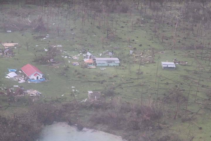 KeraunosObs's tweet photo. Au #Vanuatu, pas de victimes reportées à cette heure. Le bilan matériel est par contre très lourd, comparable sur le sud d'Espiritu Santo ou l'île de Pentecôte aux conséquences du cyclone Pam il y a 5 ans d'après les autorités. Photos VBTC https://t.co/SMZXi3clFT https://t.co/yFjJSXpcxh