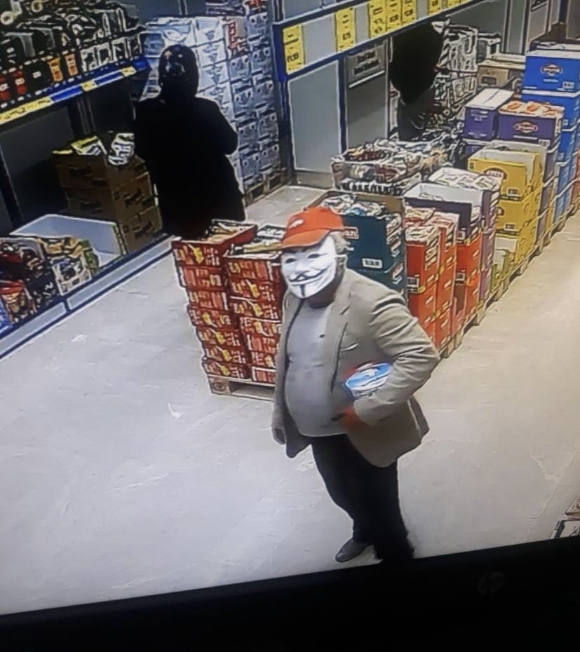 Lan şerefsiz #Wuhan 'lılar benim delikanlı Hüsamettin amcamı ne hale soktunuz böyle yazıklar olsun size. Adam çoluk çocuğa maskara oldu.