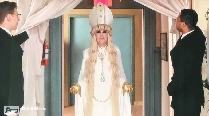 Kelly87571271's tweet photo. I’m gonna tell my kids this was the pope #SchittsFinale #SchittsCreek https://t.co/EUmMnCjDz5 https://t.co/DL6gxsi32o