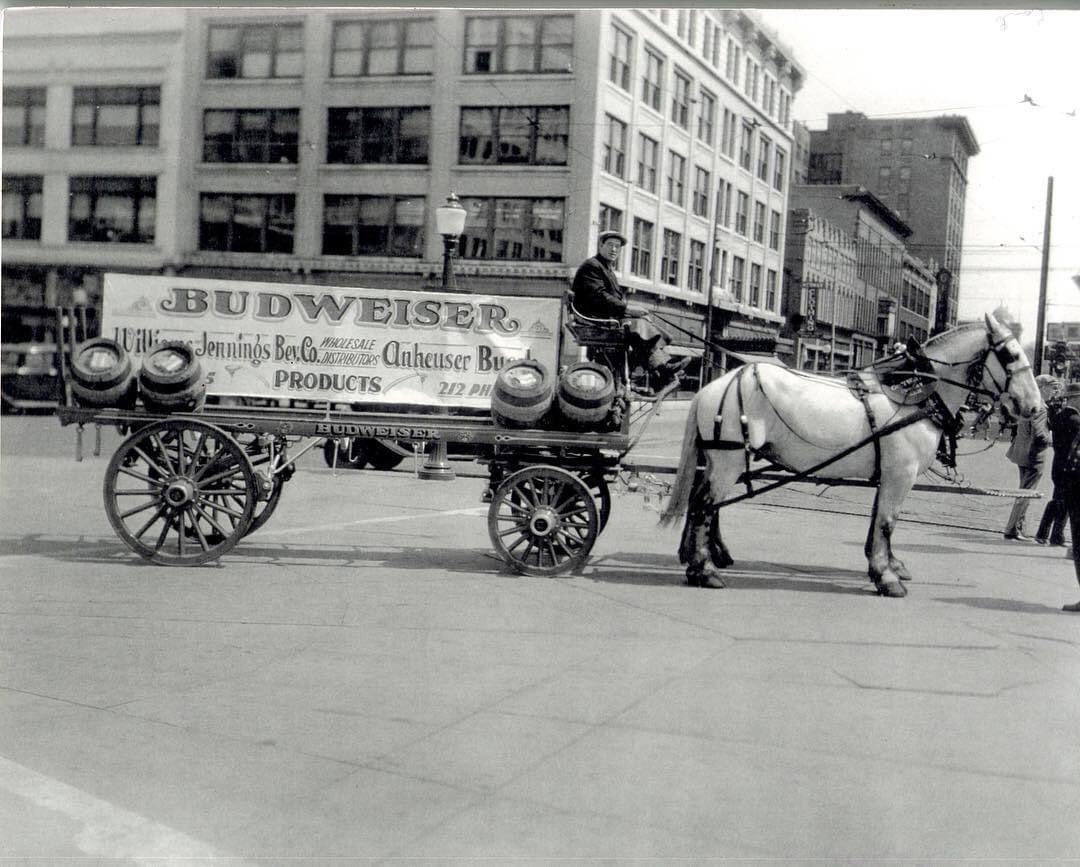 It's National Beer Day! Do you prefer domestic beer like the Budweiser featured in this photo from Park Central Square? Or do you prefer one of our many local breweries?

#sgfhistory #nationalbeerday