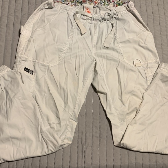 poshitivelymad's tweet photo. So good I had to share! Check out all the items I'm loving on @Poshmarkapp from @Manique04229693 #poshmark #fashion #style #shopmycloset #koi #maurices #scrubstar: https://t.co/h9rW0TLHVy https://t.co/Z7jfdyb0fv