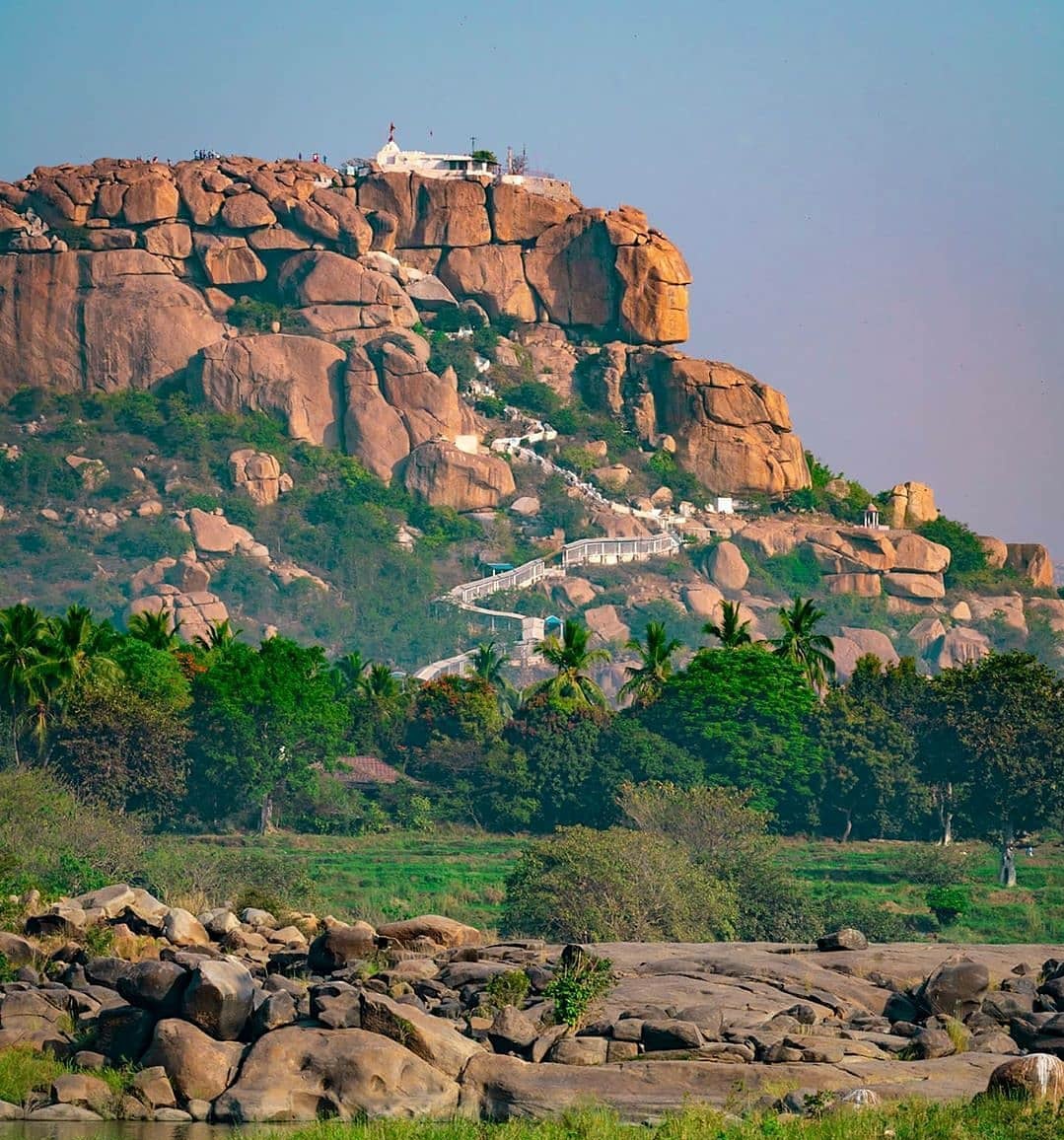 CliosChronicles's tweet photo. Anjeyanadri Hill is considered to be the site of monkey kingdom Kishkindha mentioned in the epic Ramayana. 

It is believed that Lord Hanuman was born at this place. #Hanuman is also known as Anjeneya. Hence, the hill has been given the name of Anjeyanadri.

#HanumanJayanti https://t.co/fSHtC3gRmR