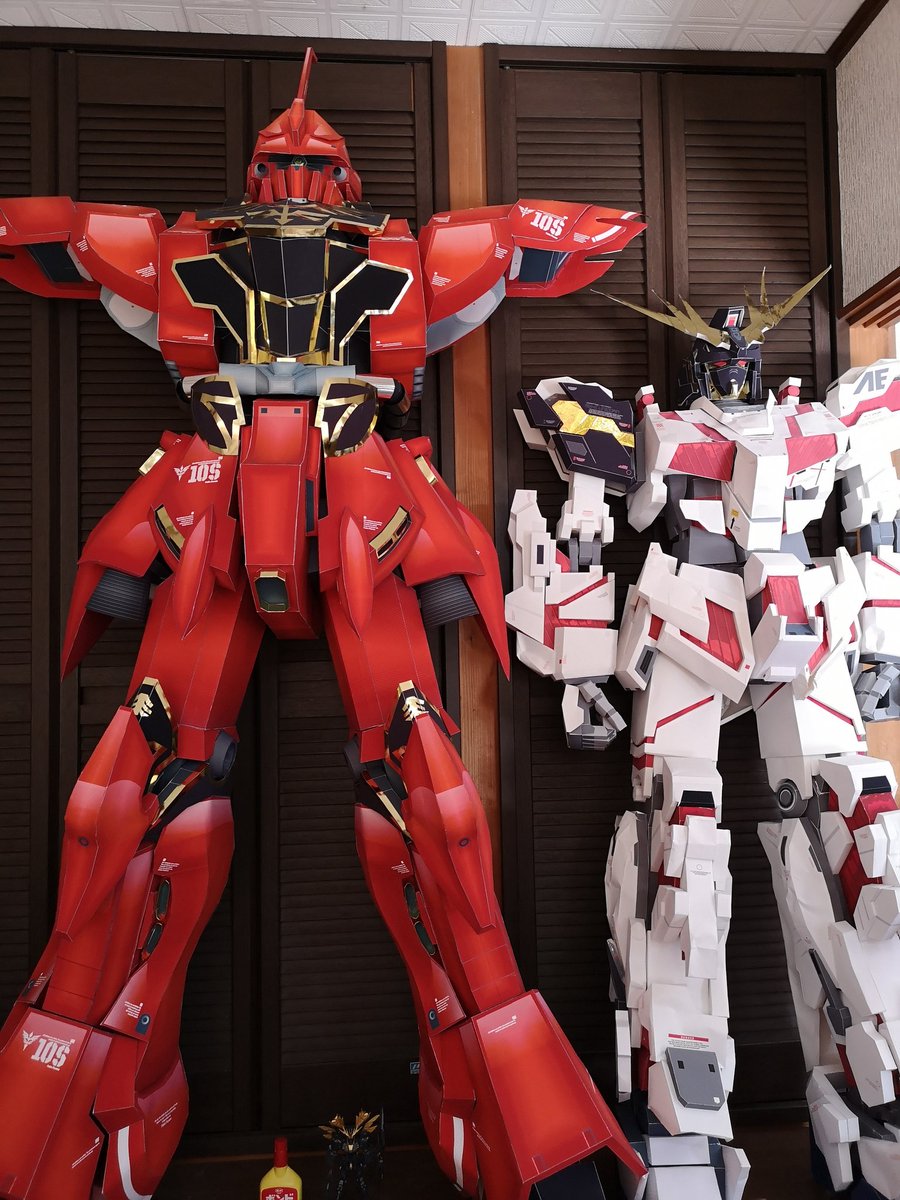 リコリス Auf Twitter バンシィへの換装中のユニコーンに横に立ってもらいました 頭１つ分ぐらいシナンジュのが大きいな シナンジュ終わったらバンシィも作らないとな ﾟ ﾟ ペーパークラフト シナンジュ ユニコーンガンダム バンシィ ガンダムuc T