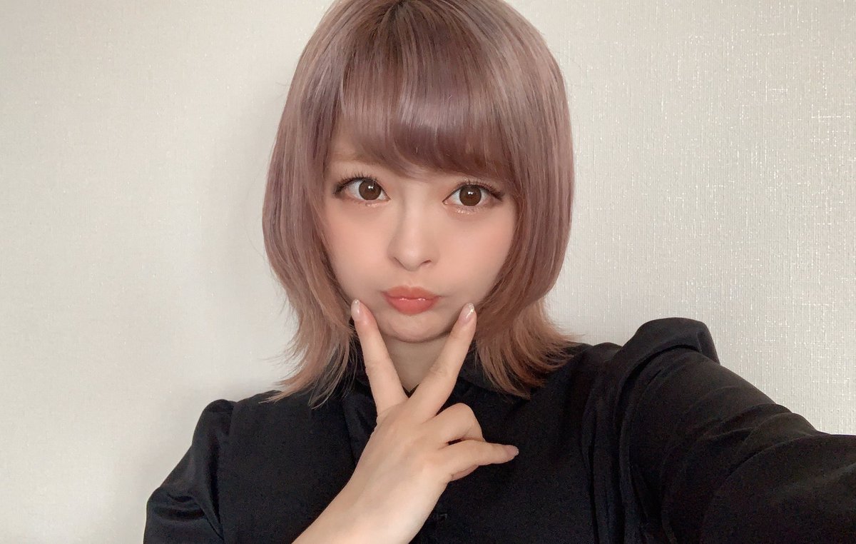 きゃりーぱみゅぱみゅ 久しぶりに写真撮った 今はボブではなく段差をつけてもらってくびれヘアーになってます気に入ってる