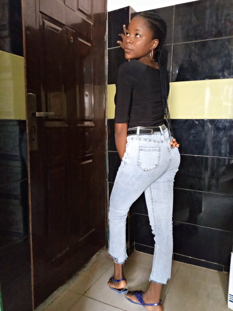 AdeDouin's tweet photo. Bank alert or back alert #BackViewChallenge https://t.co/squUm3jUPH
