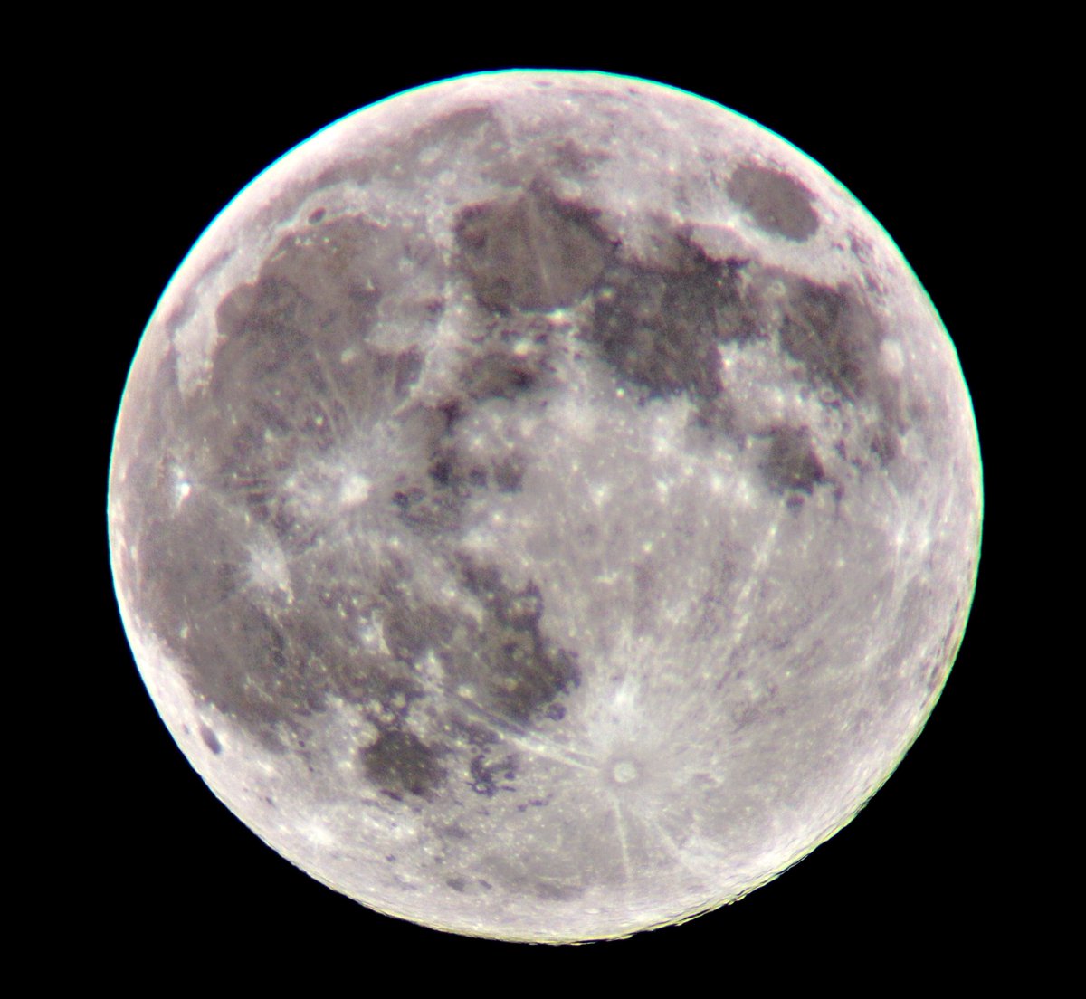 krcedric's tweet photo. Il y avait un voile nuageux au dessus de la Nordie pour cette #SuperLune... M'enfin j'aurais quand même réussi ça.

Fait avec une petite lunette 80mm @Celestron Ultima80 en projection oculaire faute de mieux pour ce soir (et de flemme de sortir le gros matos) https://t.co/CzzSlVJg3G