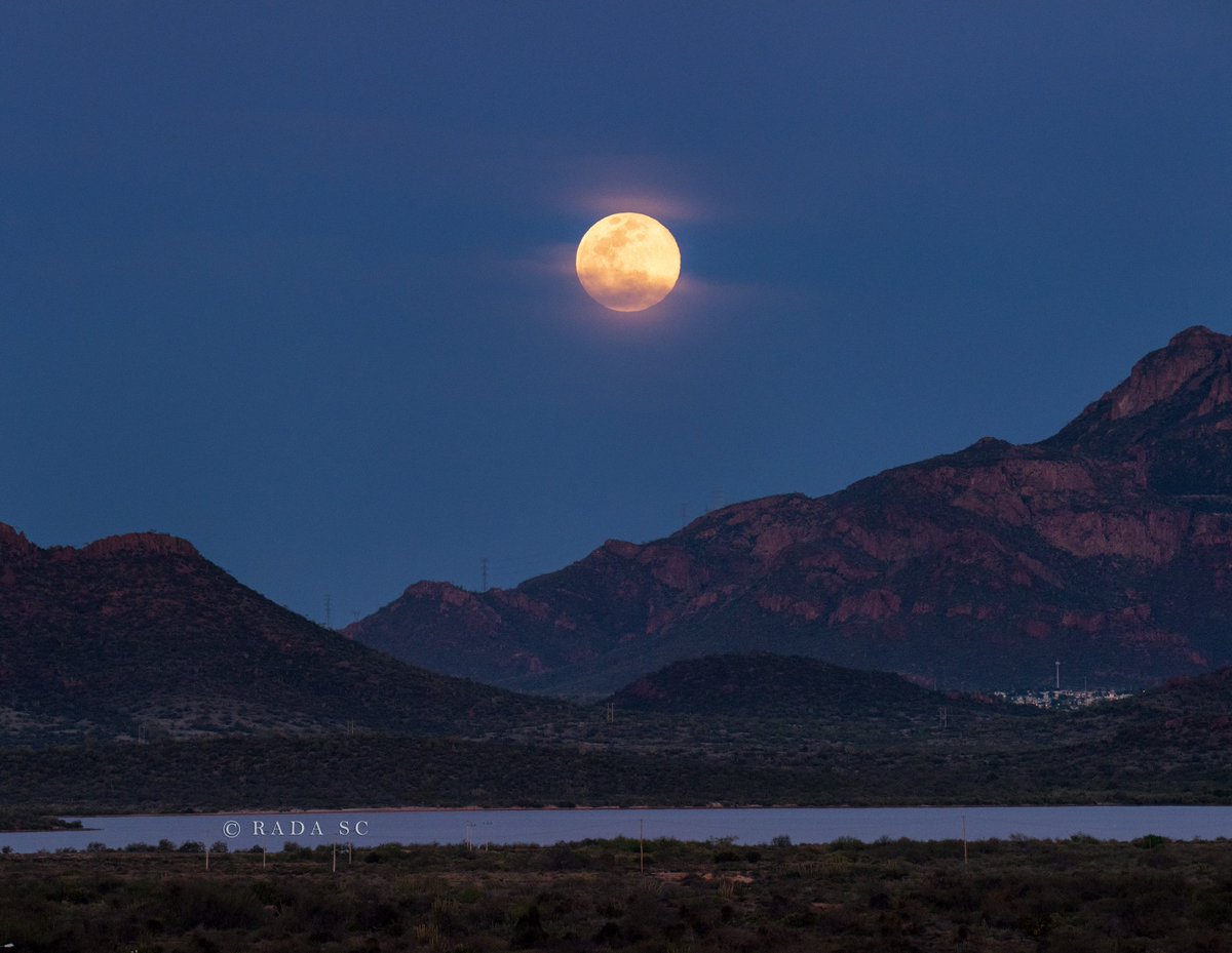 Rada_SC's tweet photo. Salida de la Super Luna de hoy en San Carlos, Sonora. Tomada desde el cerrito de mi casa https://t.co/QwP7gwCpgU