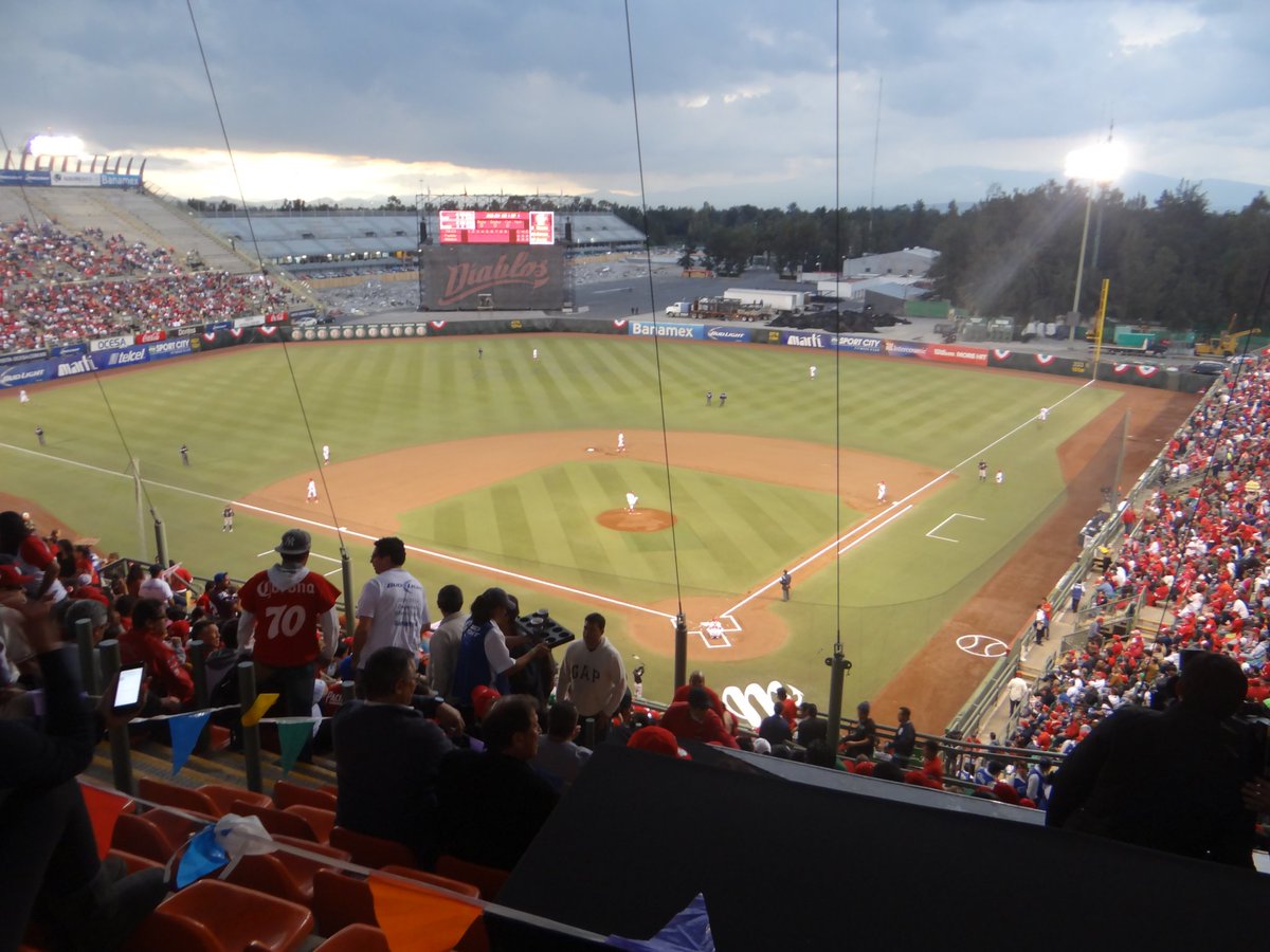 base_x_bola's tweet photo. Estamos en 2014, viviendo la Serie del Rey, nuestros Diablos están por coronarse, estamos disfrutando este juego, reunida toda la familia beisbolera en el Infierno Solar, somos la mejor afición: la Nación Escarlata! 

Foto del baúl de los recuerdos 🙈 https://t.co/aVDPXvxhz2