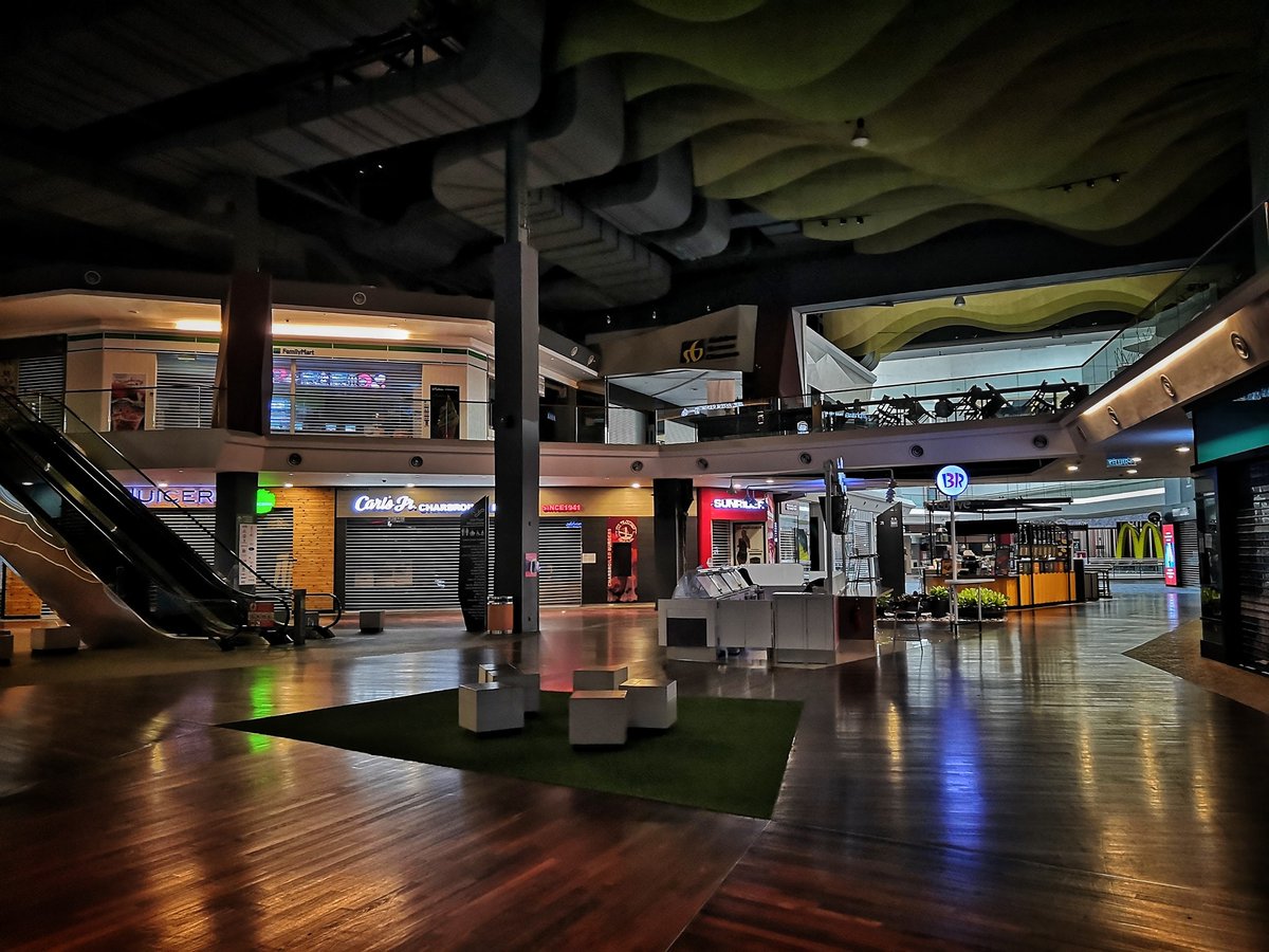 bumbungco's tweet photo. The familiar Mid Valley Megamall that was once pouring with patrons, now it looks deserted like a scene from a zombie apocalypse movie.
#covid19 #zombiemovie #apocalypse #coronavirus #midvalley #megamall #emptymall #kualalumpur #bumbungco #COVID19 #StayHome https://t.co/wkrxJ20dC7