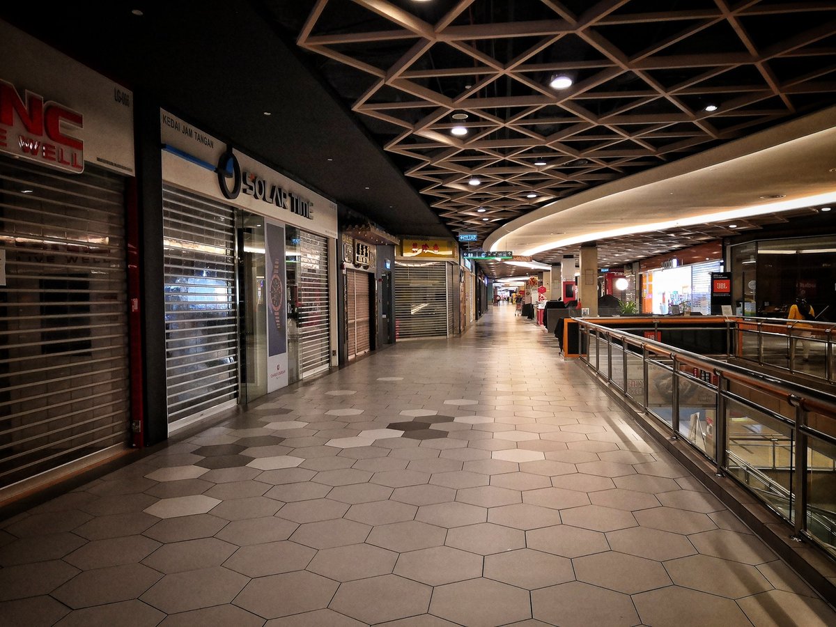 bumbungco's tweet photo. The familiar Mid Valley Megamall that was once pouring with patrons, now it looks deserted like a scene from a zombie apocalypse movie.
#covid19 #zombiemovie #apocalypse #coronavirus #midvalley #megamall #emptymall #kualalumpur #bumbungco #COVID19 #StayHome https://t.co/wkrxJ20dC7