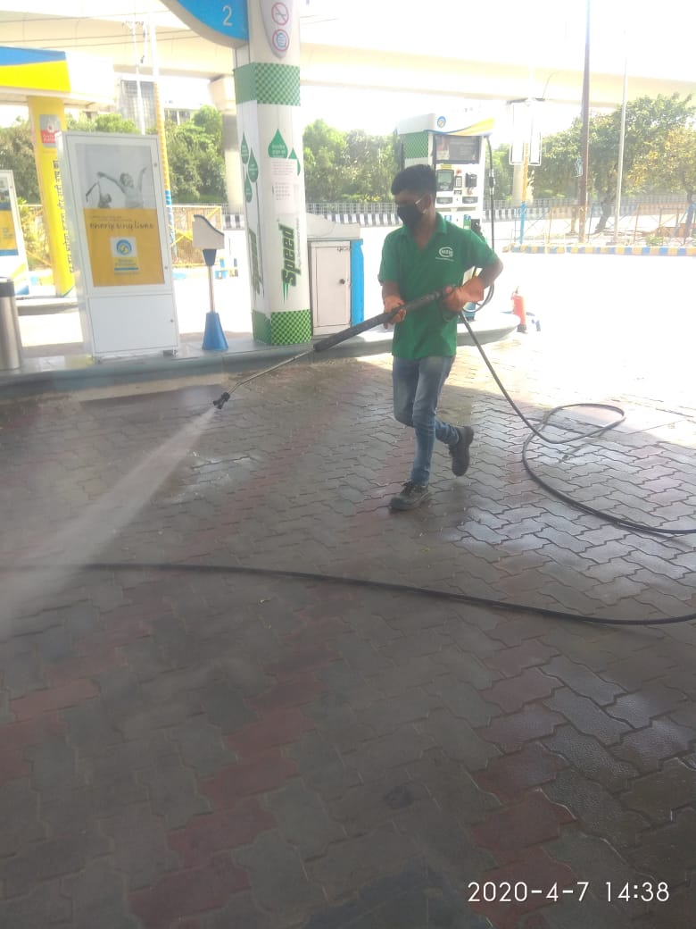 BPCLRetailMtr's tweet photo. #BPCL #COCO #BP35, NOIDA (UP) sanitised by District administration in view of customer footfall for fuelling. Fuel is essential commodity, all ROs in Noida are open and running with all precautions in view of #COVID19.
@BPCLimited
@BPCLRetail
@rajeevj231274
@SupratimB1 https://t.co/ZDDDRZZV8a