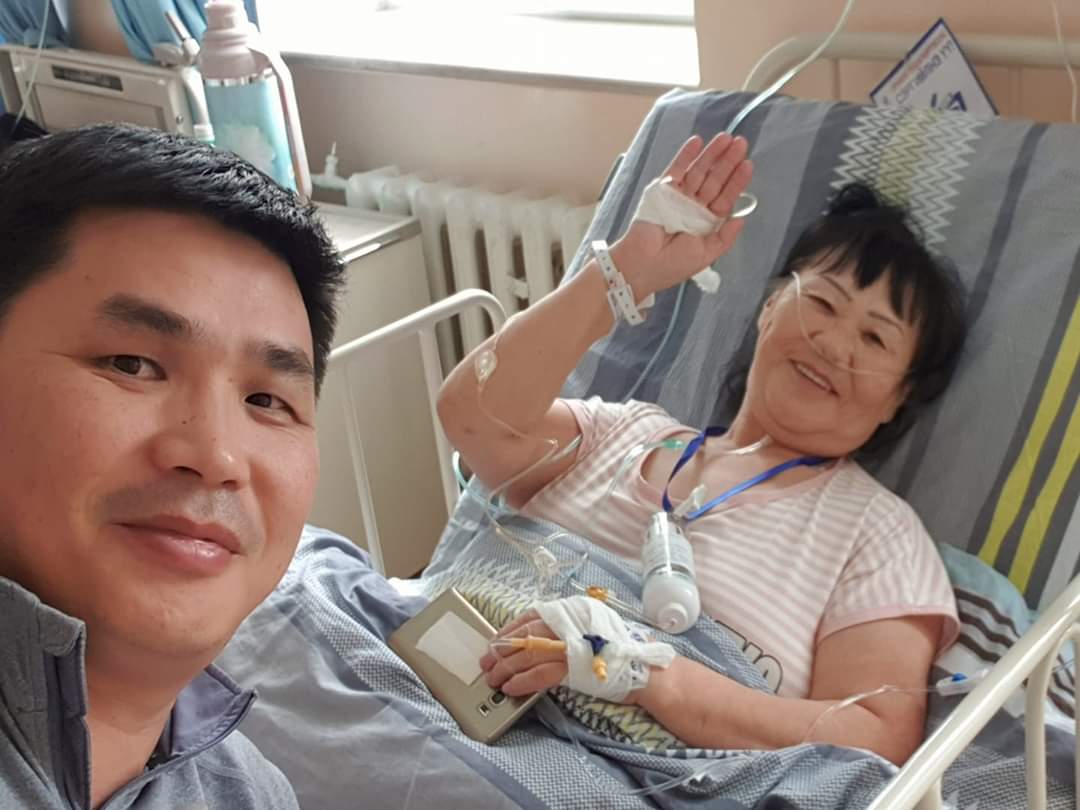 Жилийн өмнө ээжийнхээ 2 өвдөгийг 1р эмнэлэгт зэрэг солиулсан, одоо мисс хөлтэй сэмбийж байгаа. Японд 140 сая төгрөг болохоор байсан, монголдоо 10 саяаар хийлгээд 6 саяыг буцааж авсан. Зөв бэлтгэлтэй гам барьж хийлгэх нь эрсдэл багатай юм билүү шүү. Хөгшчүүлээ хөлтэй болгоорой.