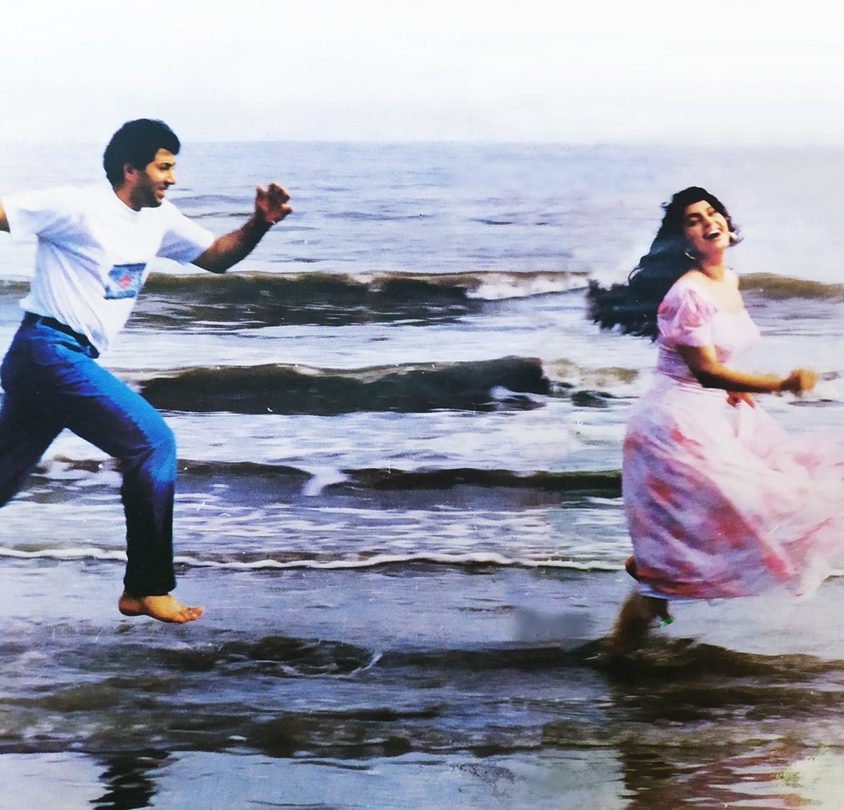 sowika71's tweet photo. #SunnyDeol and #JuhiChawla for the film 'Lootere' (1993)

Thanks to @Govinda_FC for sharing these photos 🙏🌹

#screencouples 
#BollywoodFlashback https://t.co/pEH1ilTzM7