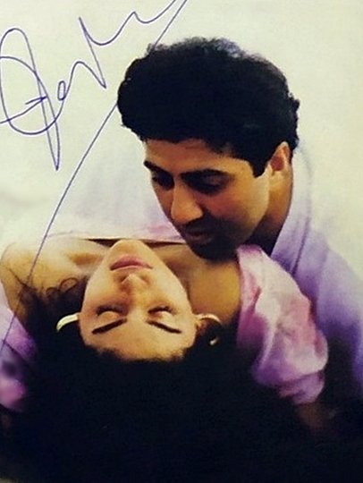 sowika71's tweet photo. #SunnyDeol and #JuhiChawla for the film 'Lootere' (1993)

Thanks to @Govinda_FC for sharing these photos 🙏🌹

#screencouples 
#BollywoodFlashback https://t.co/pEH1ilTzM7