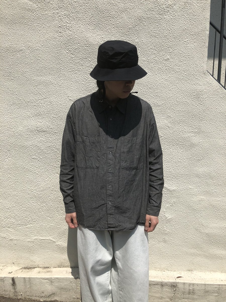 ট ইট র 1ldk Aoyama Hotel Universal Productsのシャンブレーシャツも 別注カラーのblackでは少し雰囲気 が異なります シンプルで無骨な印象を受ける色味は 洗うほどに色が入りより濃くなるイメージで 着込むほどに雰囲気を増す1枚です 19 000 Tax