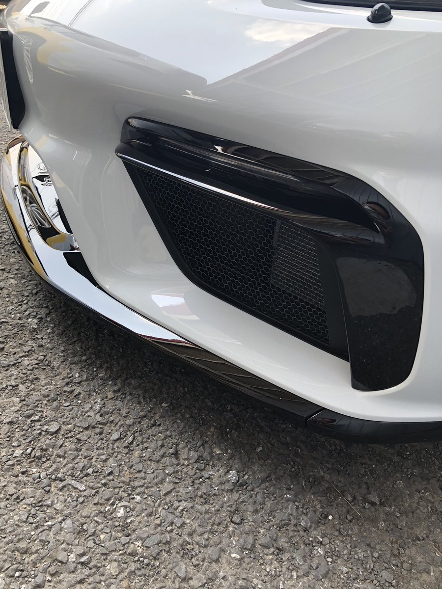 bondmediacrew's tweet photo. 今日はボンドボディ。カッコ良く仕上がったGT4が停まってた。
ポルシェは素地パーツがグロスになるだけで高級感が凄い‼️#bondbody #bond #bondchannel #ボンドチャンネル https://t.co/yv6lo7MSWK