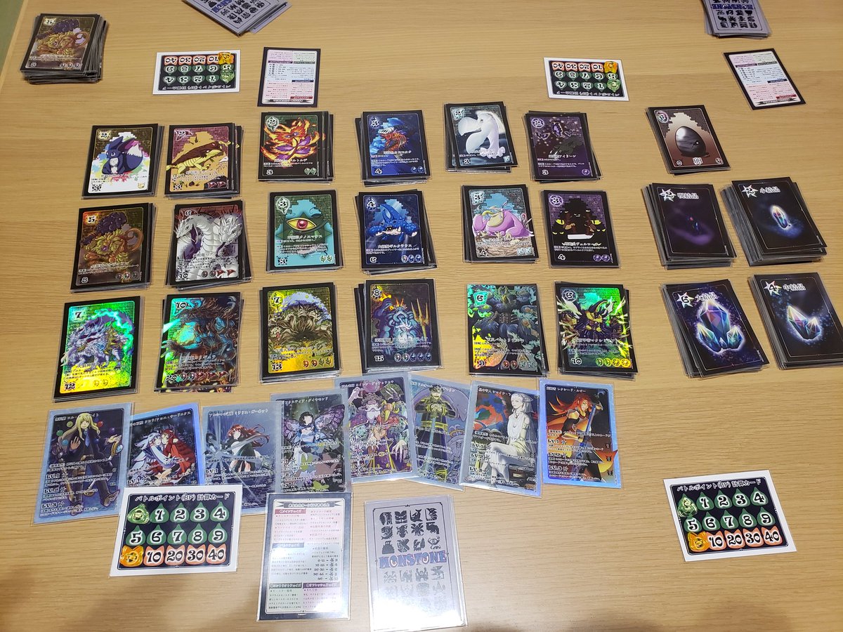 TomatoPlanetBGS's tweet photo. 届いた『MONSTONE』を広げてみました!
モンスターの配置はこんな感じ!
テイマー(人物)カードなども見やすく配置してみました。
モンスター(25種類)、テイマー(8種類)、その他も合わせて内容カード枚数は250枚超え!!!
ファンタジーデッキビルディングカードゲーム #MONSTONE をよろしくお願いします! https://t.co/lyBH9AWj6I