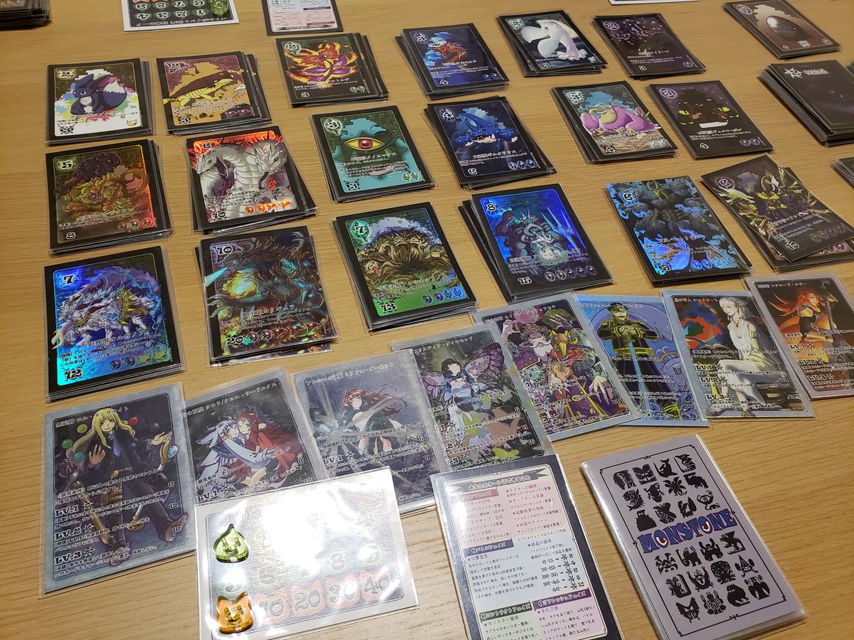TomatoPlanetBGS's tweet photo. 届いた『MONSTONE』を広げてみました!
モンスターの配置はこんな感じ!
テイマー(人物)カードなども見やすく配置してみました。
モンスター(25種類)、テイマー(8種類)、その他も合わせて内容カード枚数は250枚超え!!!
ファンタジーデッキビルディングカードゲーム #MONSTONE をよろしくお願いします! https://t.co/lyBH9AWj6I
