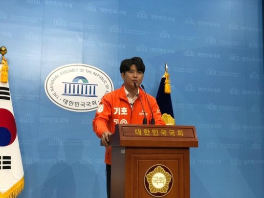 Earlier, the candidate frm People's Party Proportional Rep, Kim Geun Tae held a pressconf talking about music chart manipulation and mentioned several names such as  #Bolbbalgan4  #GWSN  #LeeKikwang  #Ali  #Yoyomi  #Sohyang  #GoSeungHyung & more  https://entertain.naver.com/now/read?oid=241&aid=0003015234  #KoreanUpdates VF