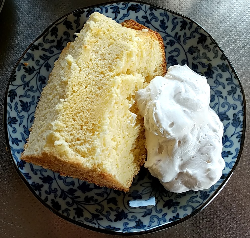 シフォンケーキとイチゴジャム入りホイップクリーム