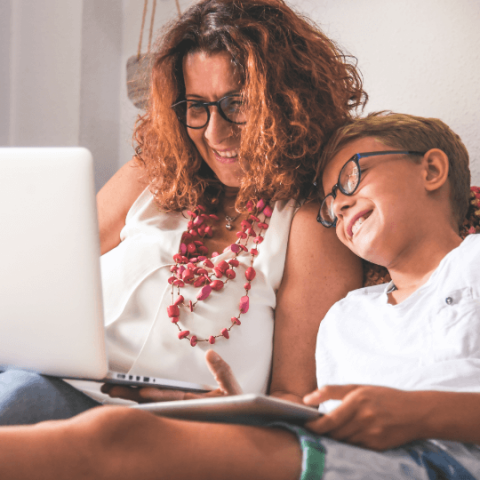 _FamilyInsights's tweet photo. What's 'sharenting' and what do parents need to know about sharing their children's images online?

Here are a few points from the @eSafetyOffice you need to consider.

https://t.co/3BCDGlPS61 https://t.co/kWOFHOeZFy