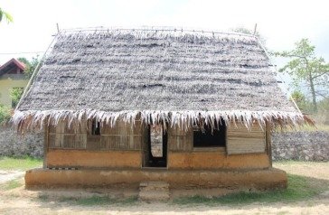 bpkxxi's tweet photo. (2) “Rumah Adat Hallono Kolhina” adalah salah satu rumah adat kelompok masyarakat Meher di Desa Purpura, Kecamatan Kisar Utara, Pulau Kisar. Rumah tua Hallono Kolhina merupakan rumah dari Soa Peluara.

#rumahadathallonokolhina
#pulaukisar
#bpcbmalut
#cerdasberbudaya
#dirumahaja https://t.co/NqzPZ8SXQj