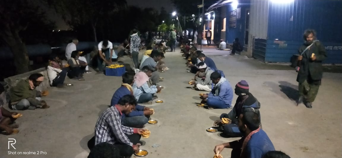 SafeApproach's tweet photo. #DailyFood distribution to #Citimakers at #YamunaPushta #Delhi by the organization #SAFEAPPROACH 

#Coronaindia #CoronaOutbreak #coronavirusinindia #Coronafighters #Corona #CoronaWarriors #CoronaTigerForce #foodie #COVID19 #FeedTheNeedy #foodbox #FoodHeroes #hunger https://t.co/BLB5MzZSxX